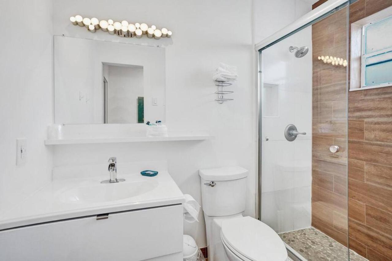 Waves Beach Town Cozy Studio Apartment ポンパノビーチ エクステリア 写真