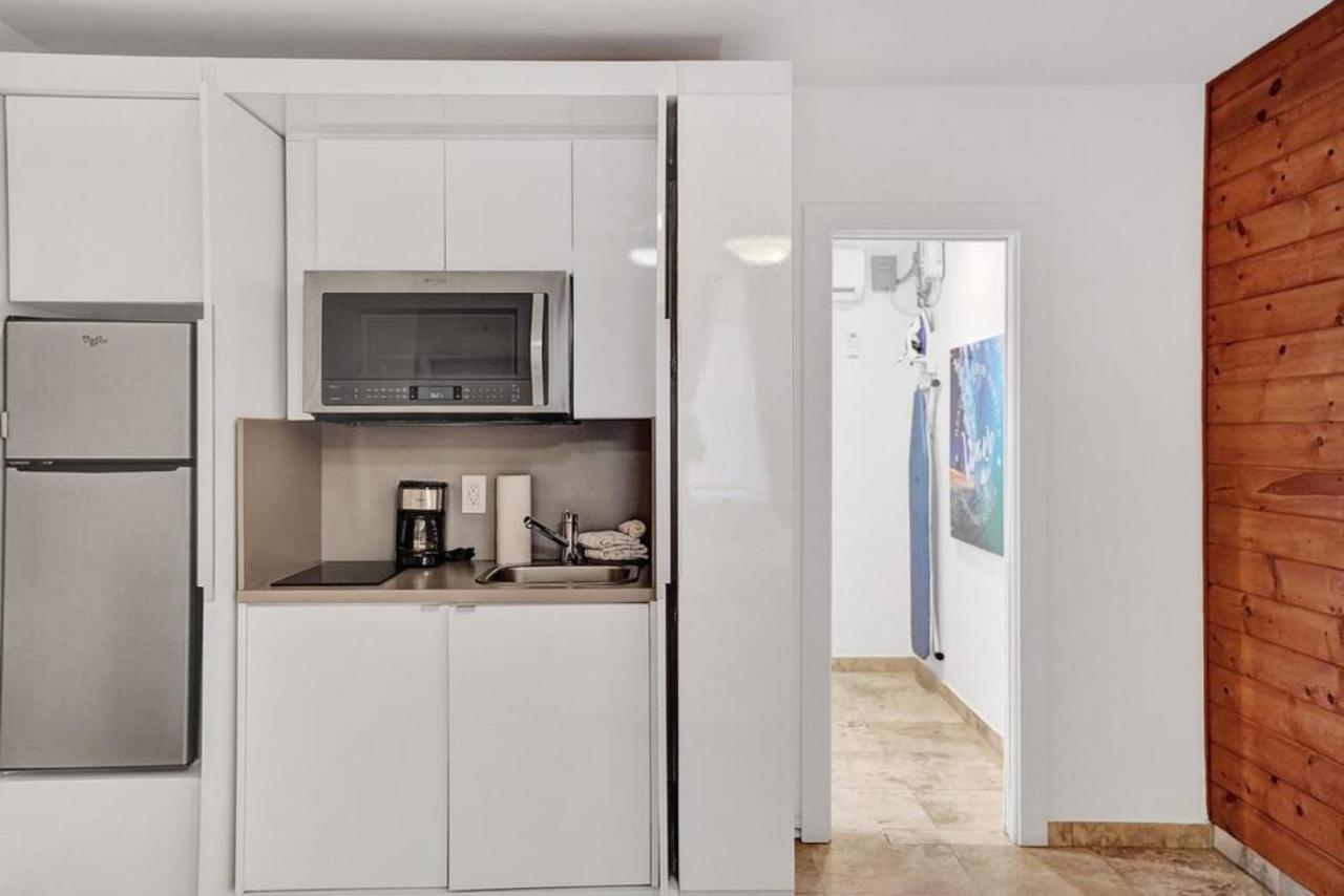 Waves Beach Town Cozy Studio Apartment ポンパノビーチ エクステリア 写真